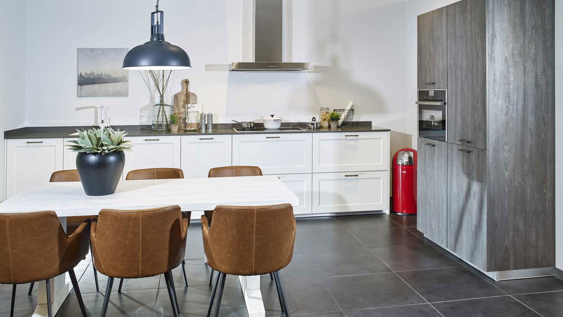 Tijdloze rechte keuken met kast