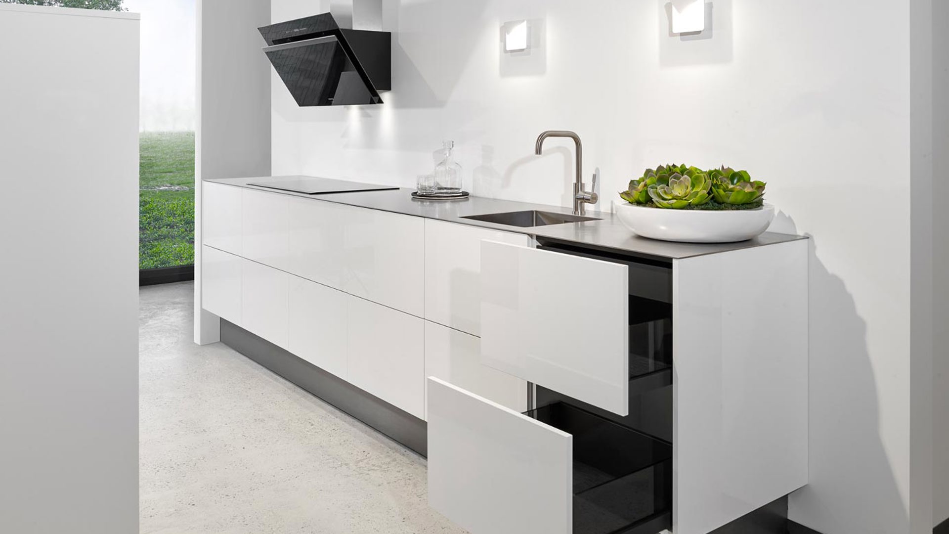 Strakke keuken modern met greeploze fronten en dun aanrechtblad