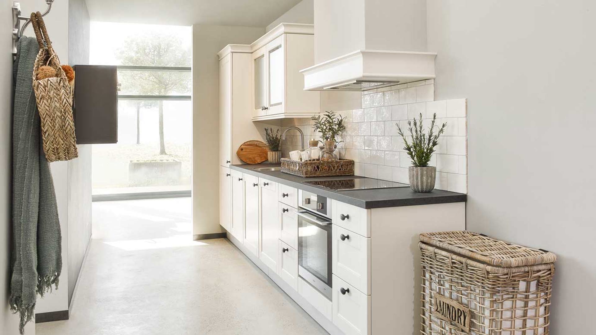 Witte keuken recht, in landelijke stijl. Bekijk meer foto's online!
