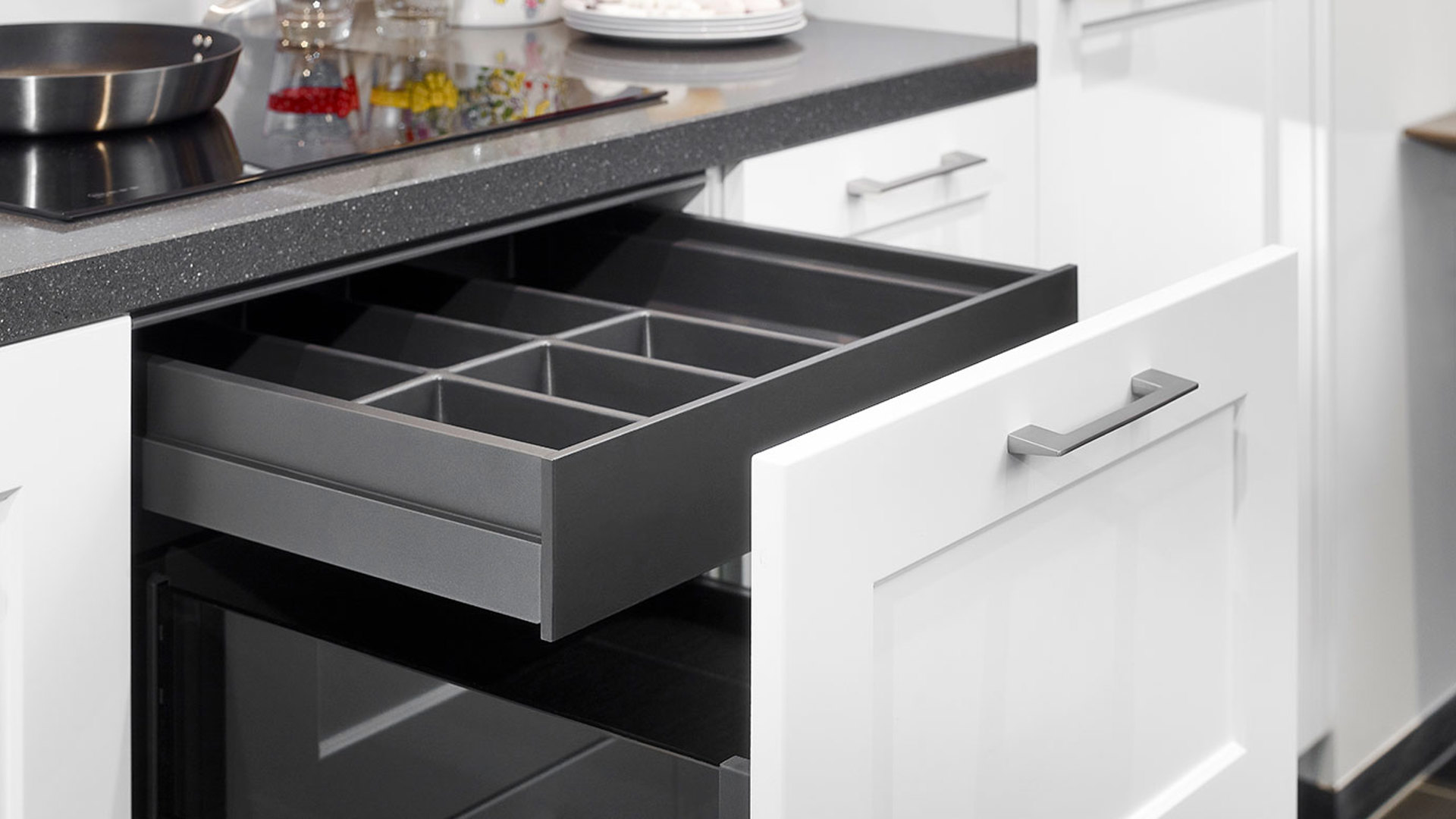 Rechte tijdloze keuken met lades en binnenlades, in mooi donker antraciet