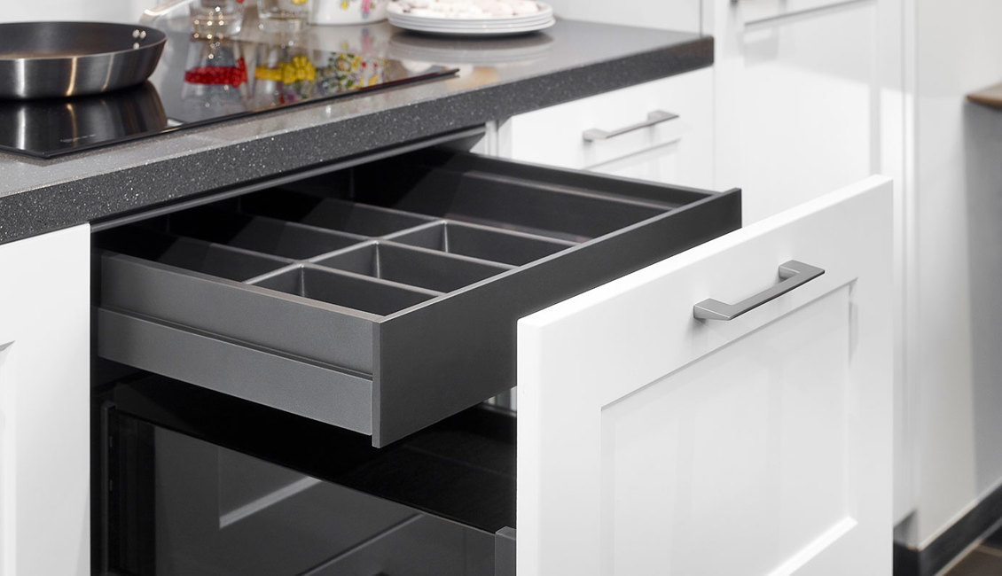 Rechte tijdloze keuken met lades en binnenlades, in mooi donker antraciet