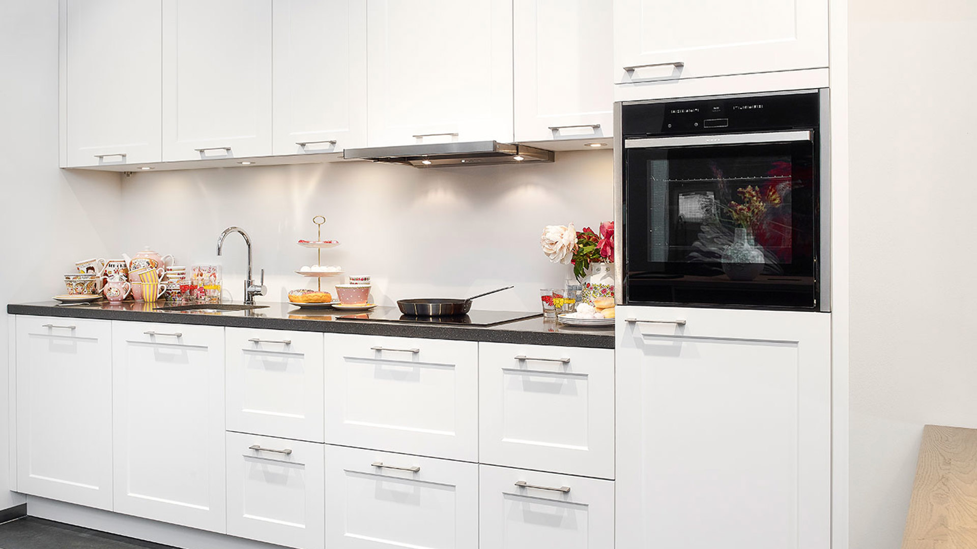 Rechte tijdloze keuken wit met bovenkasten