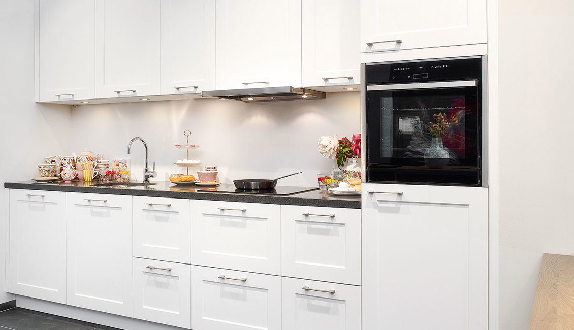 Rechte tijdloze keuken wit met bovenkasten
