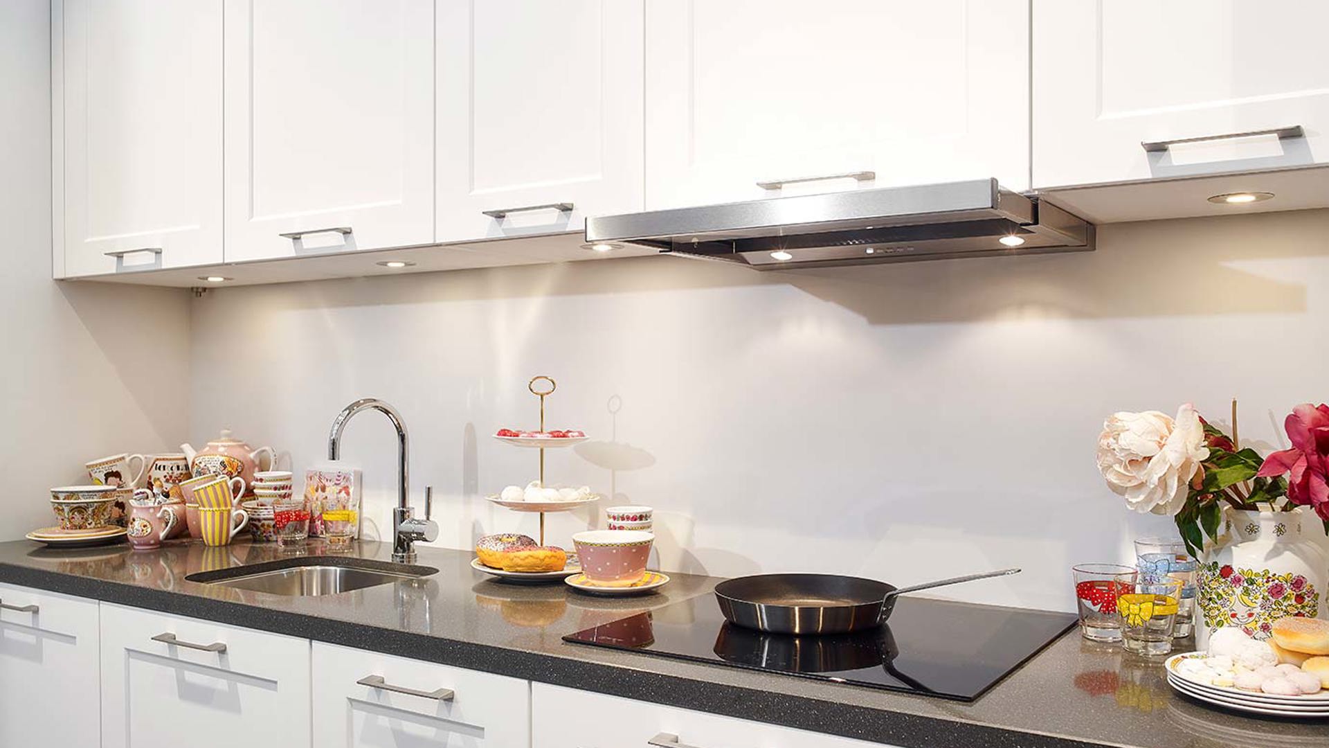 Rechte tijdloze keuken met bovenkasten voor veel opbergruimte