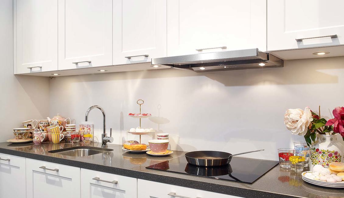 Rechte tijdloze keuken met bovenkasten voor veel opbergruimte