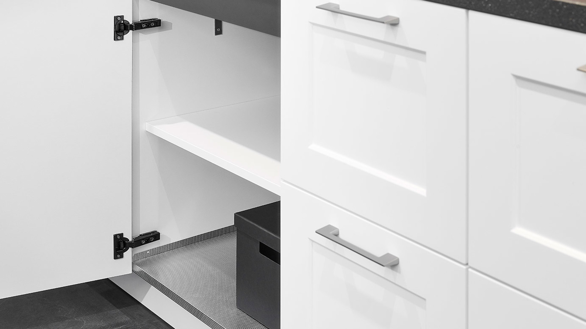 Rechte tijdloze keuken met spoelbak voorzien van aluminium beschermbodem tegen vochtschade