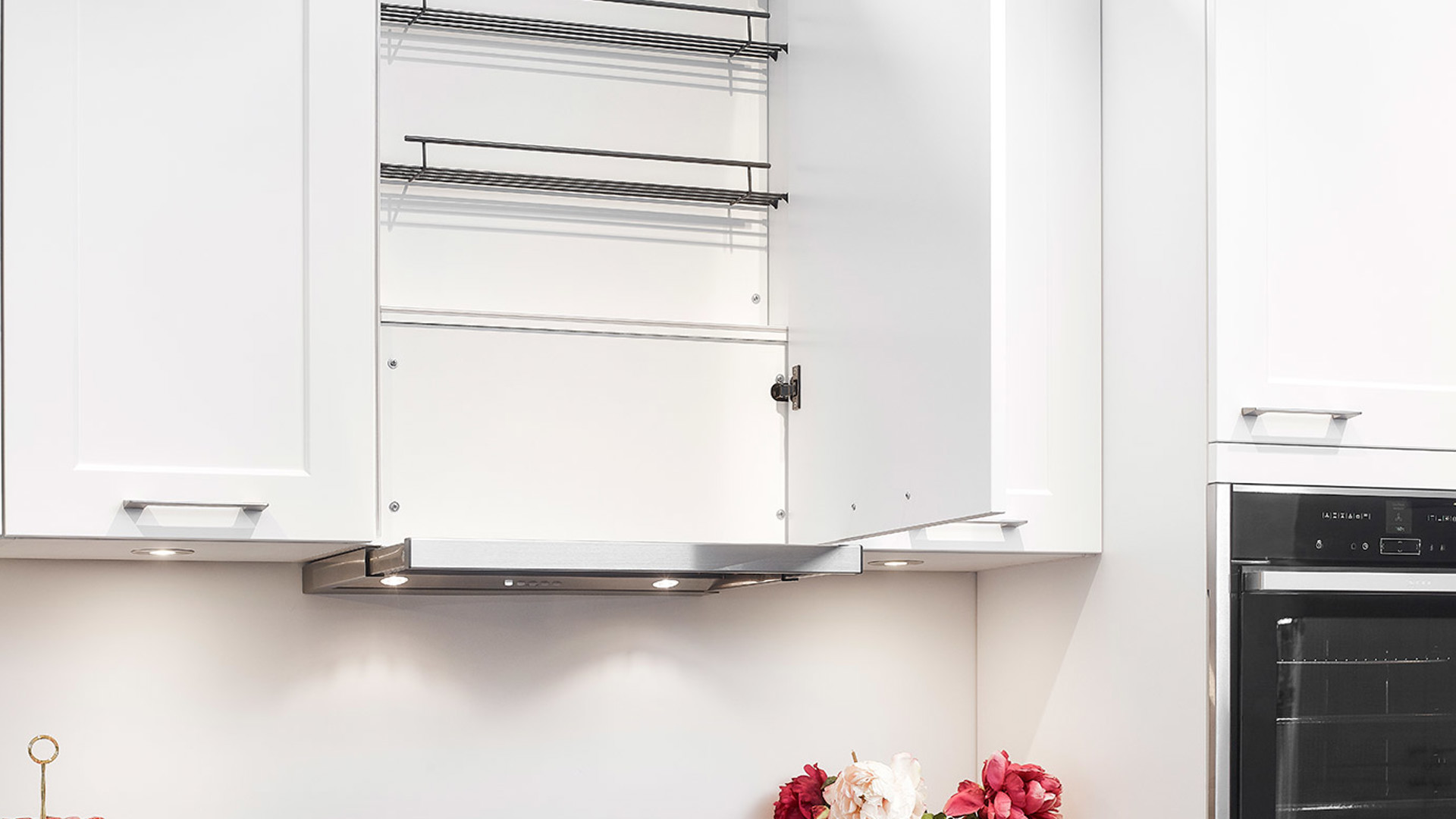 Rechte tijdloze keuken, met kruidenkast boven de kookplaat