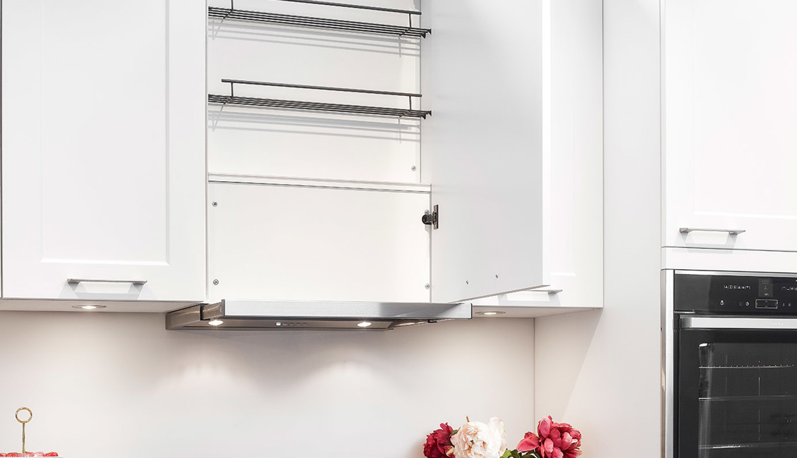 Rechte tijdloze keuken, met kruidenkast boven de kookplaat