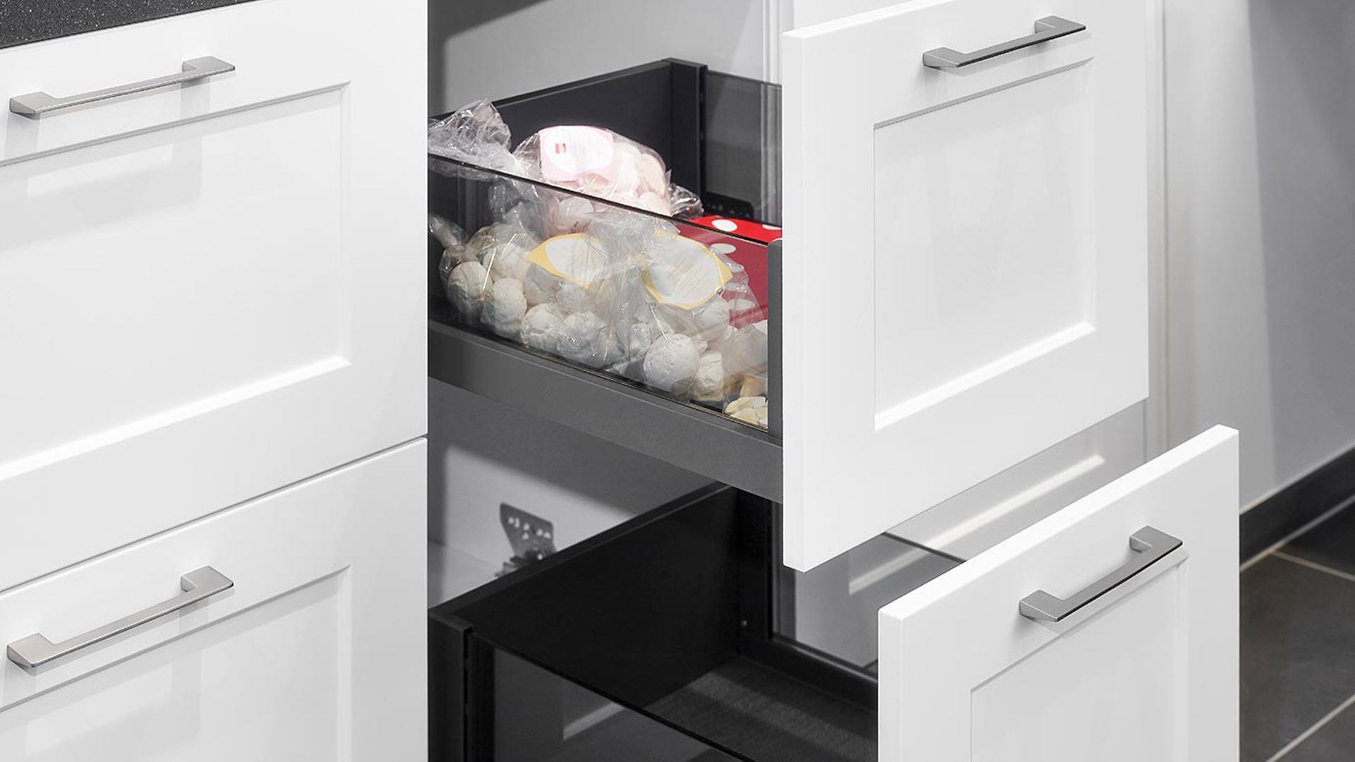 Rechte tijdloze keuken met ruime lades, voorzien van luxe glas