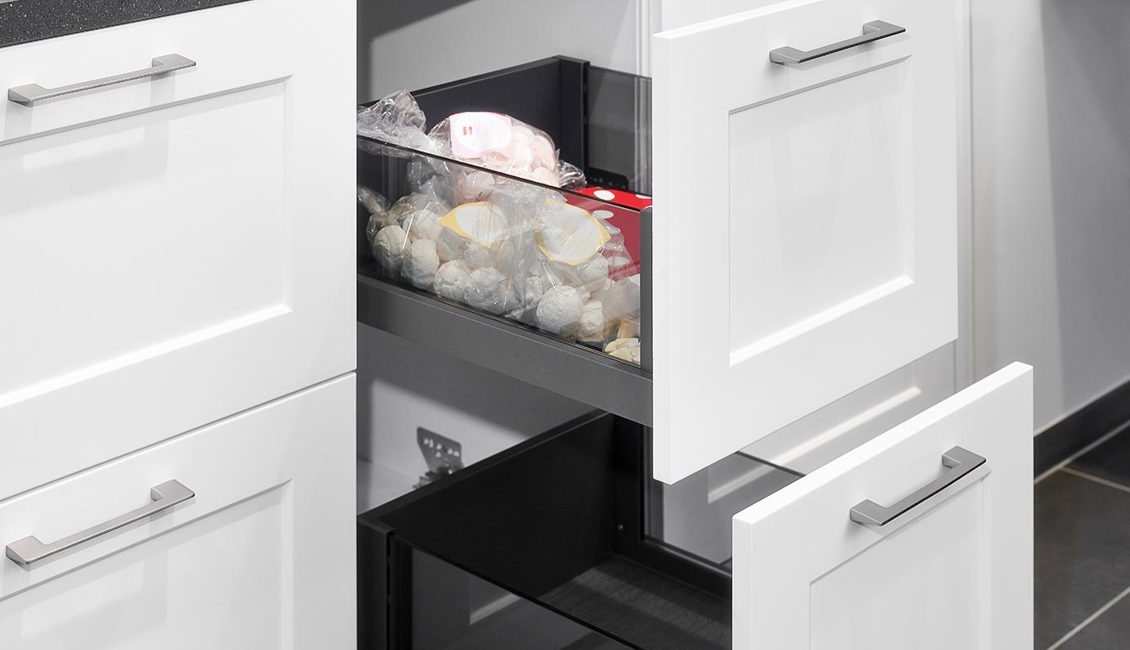 Rechte tijdloze keuken met ruime lades, voorzien van luxe glas