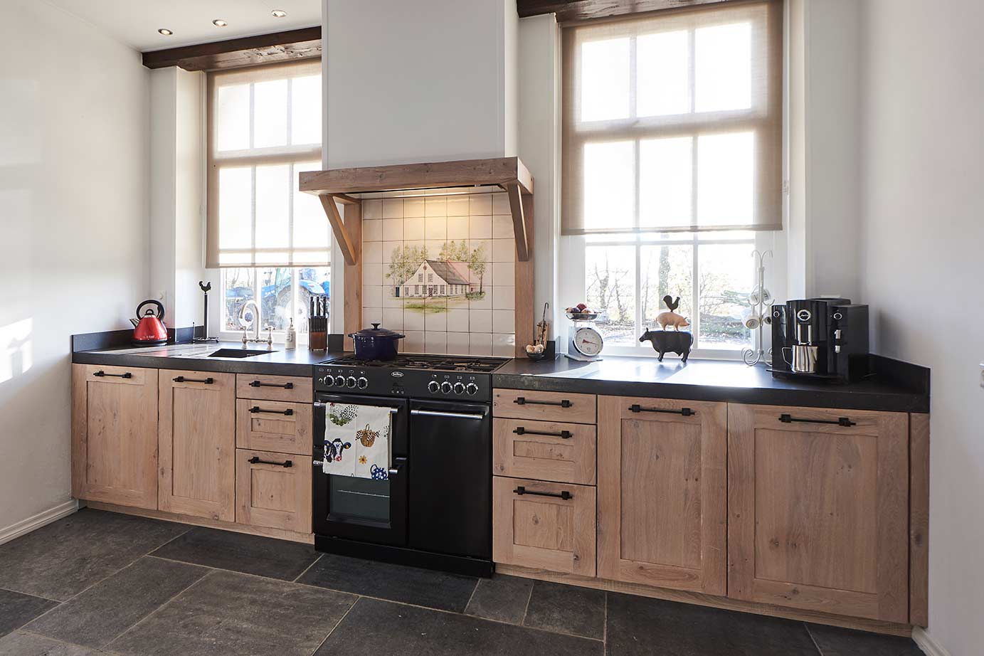 Landelijke keuken van hout, met schouw en fornuis