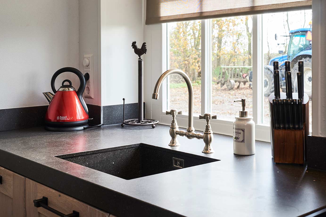 Landelijke keuken kraan en spoelbak van beton