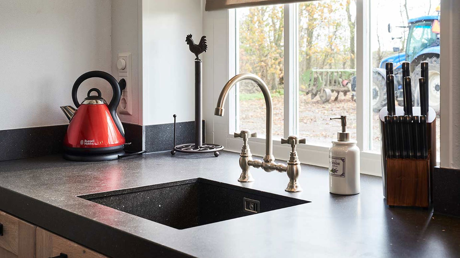 Landelijke keuken kraan en spoelbak van beton