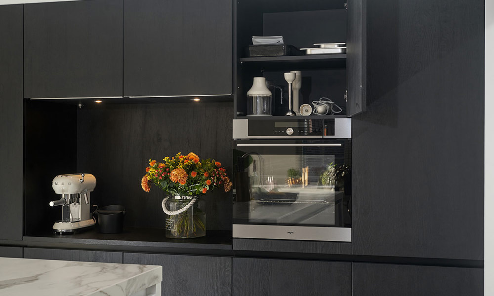 Eilandkeuken met kastenwand. binnenkant kast
