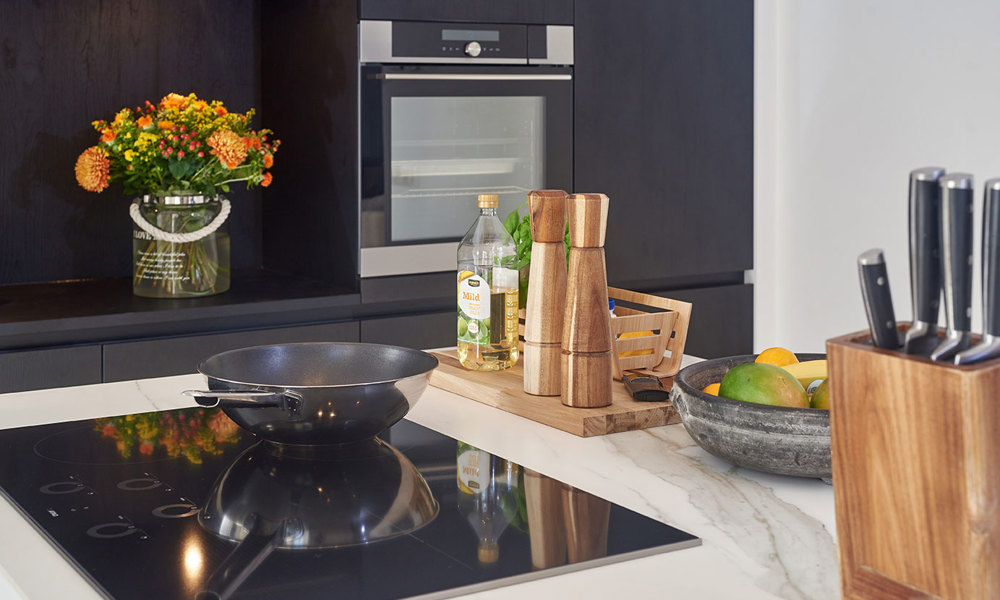 Eilandkeuken met kastenwand, inductiekookplaat
