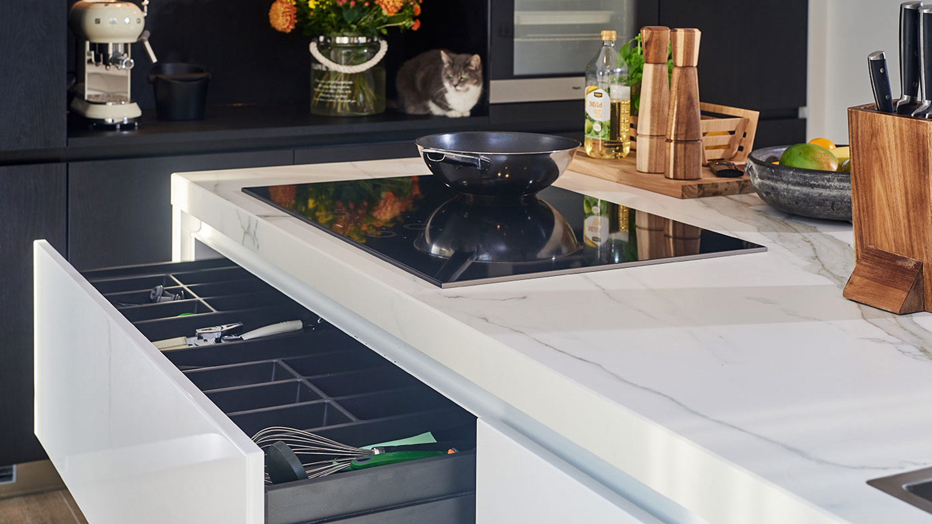 Eilandkeuken met kastenwand, lade onder kookplaat