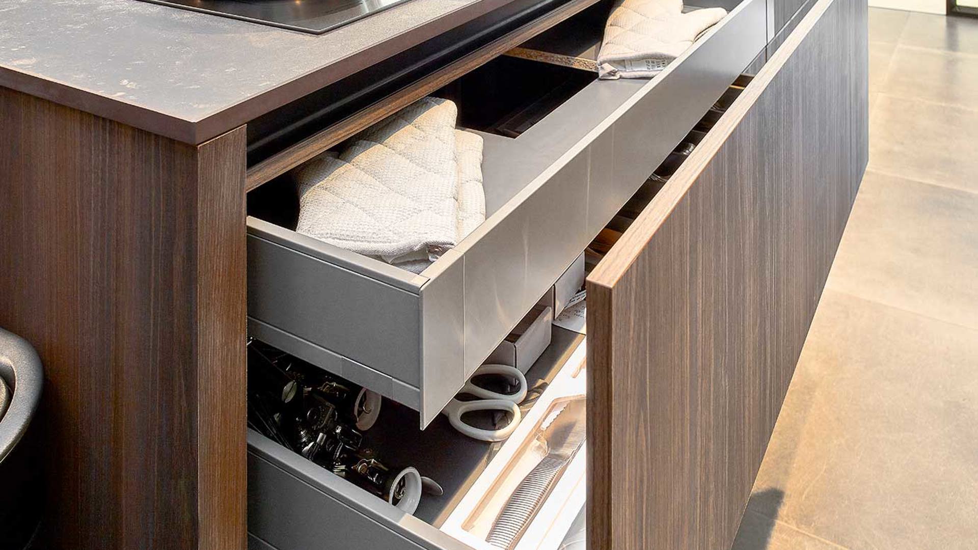 Design eilandkeuken met kastenwand, hoge lade