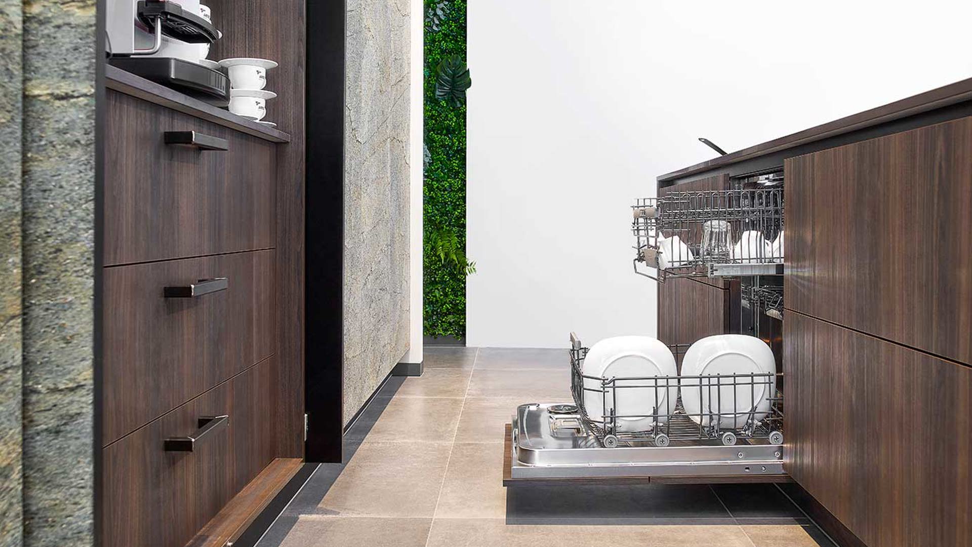 Design eilandkeuken met kastenwand, vaatwasser
