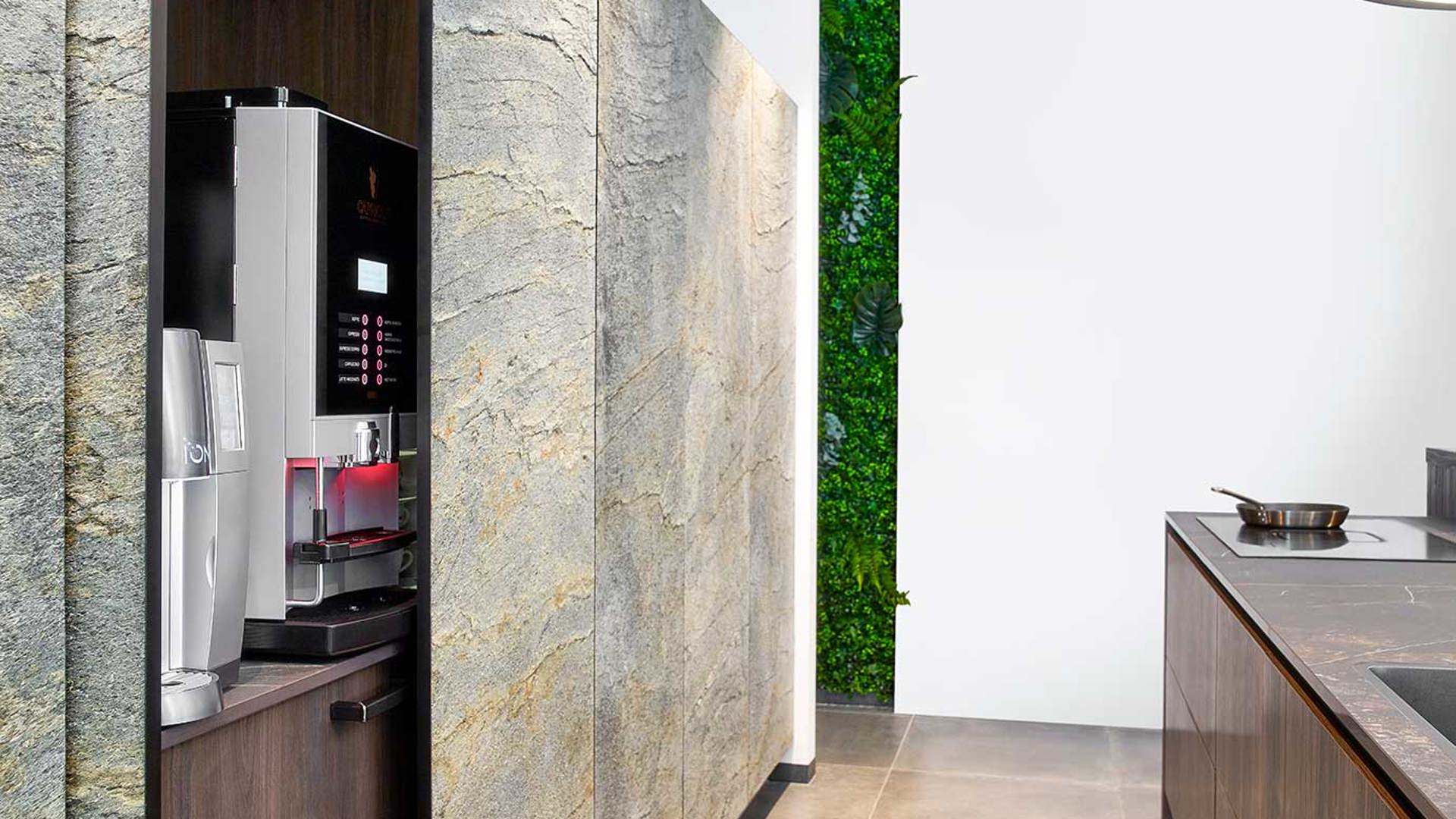 Design eilandkeuken met kastenwand, fronten hoge kasten