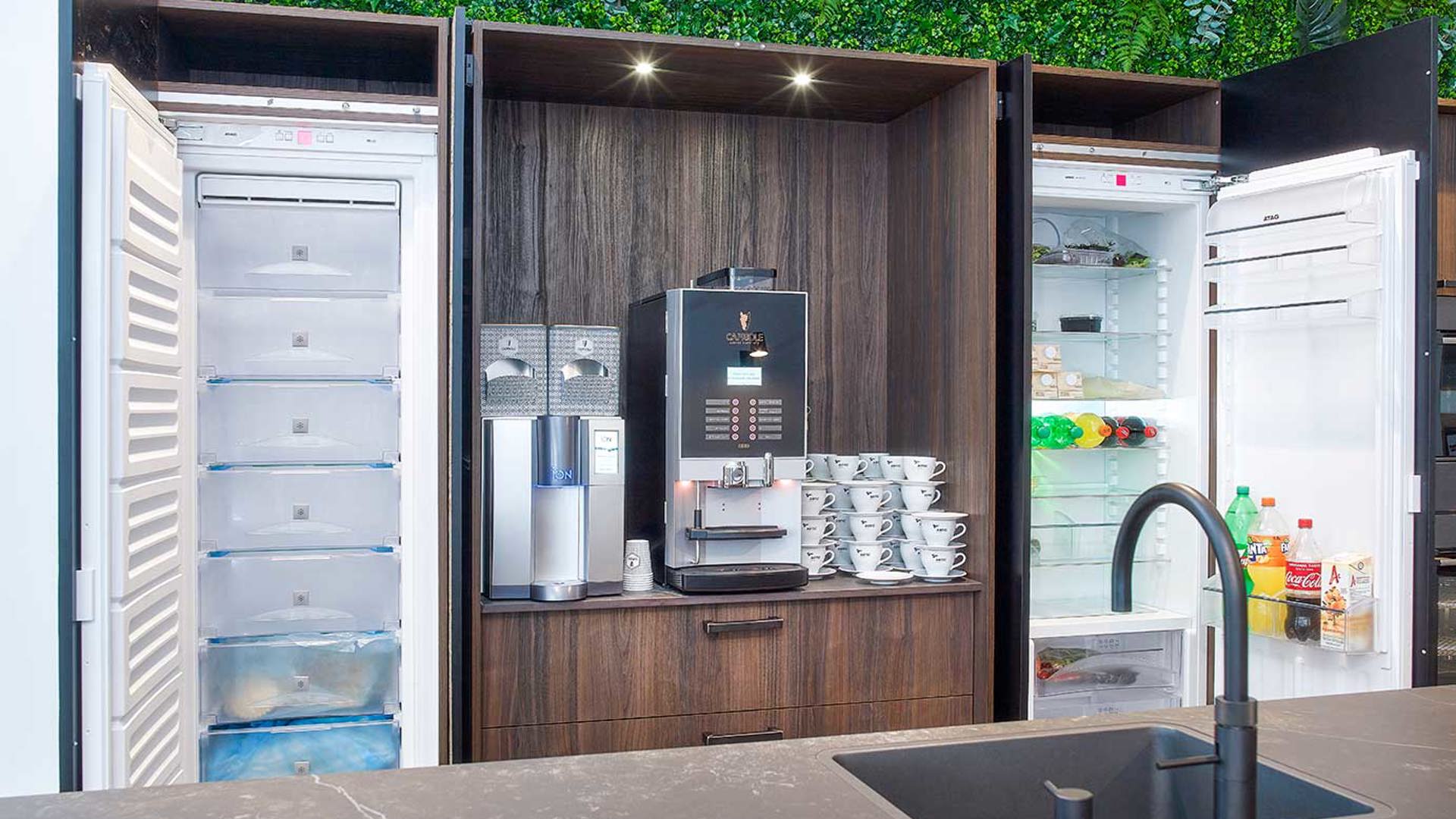 Design eilandkeuken met kastenwand, koffiecorner, koelkast en vriezer