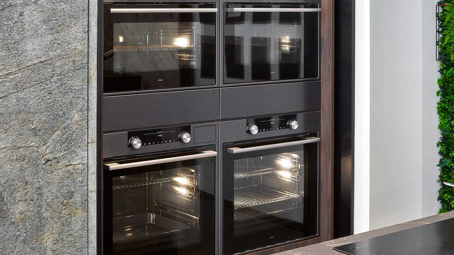 Design eilandkeuken met kastenwand, ovens