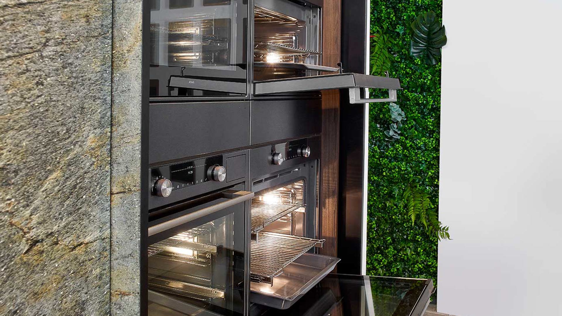Design eilandkeuken met kastenwand, ovens