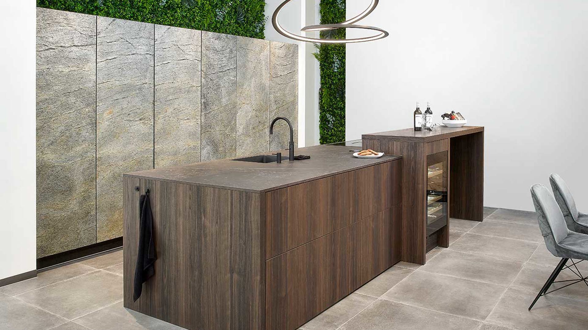 Design eilandkeuken met kastenwand