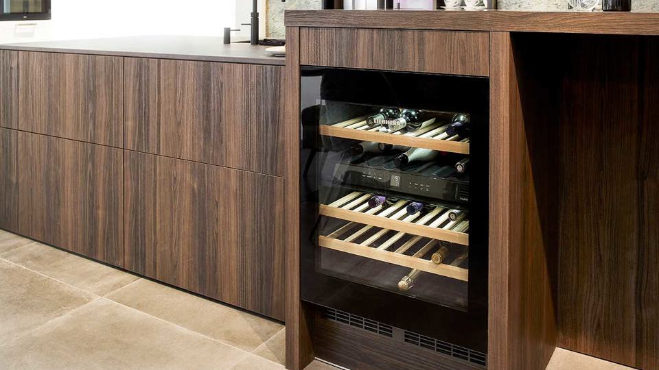 Design eilandkeuken met kastenwand, wijnklimaatkast