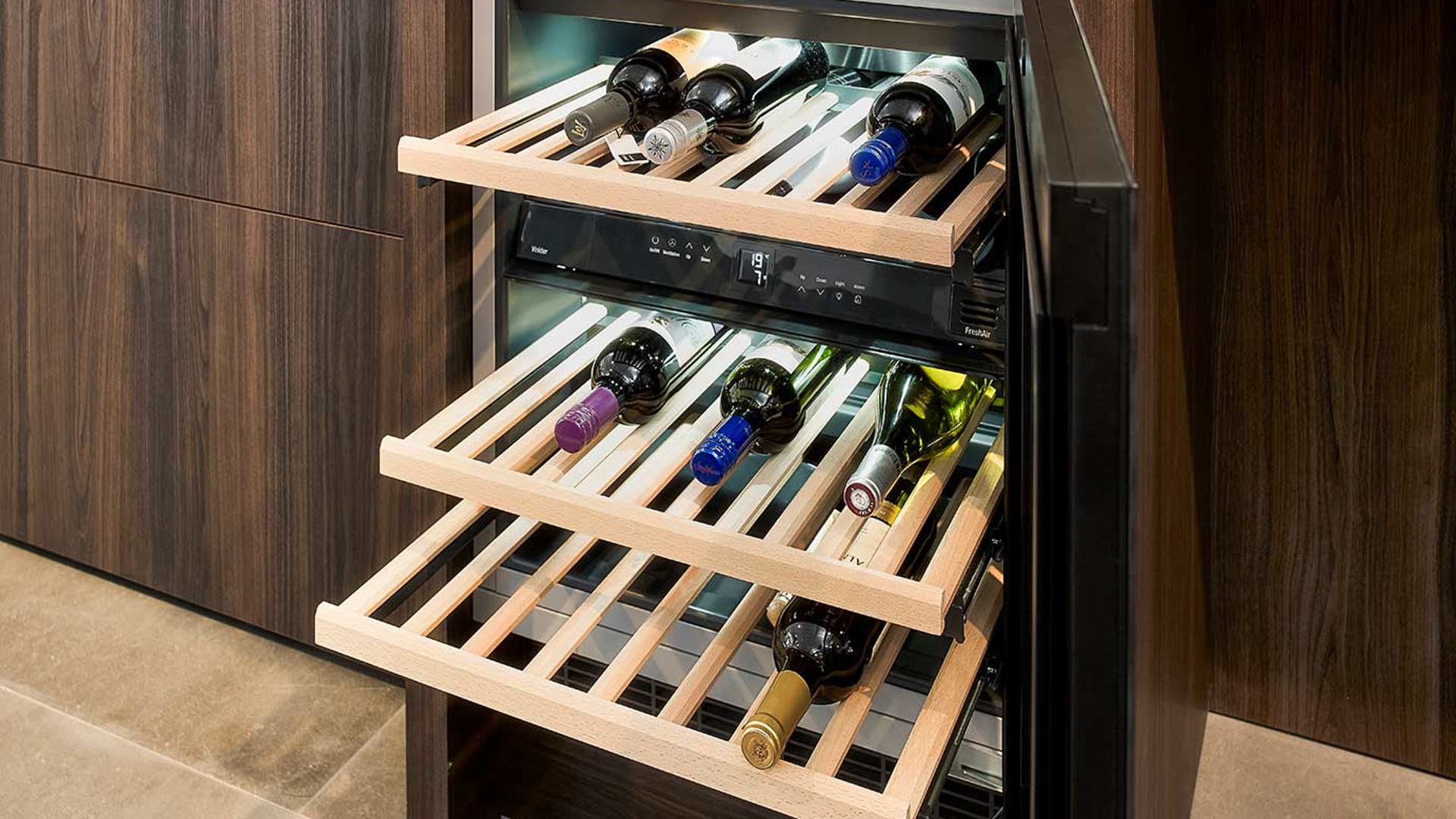 Design eilandkeuken met kastenwand, wijnklimaatkast