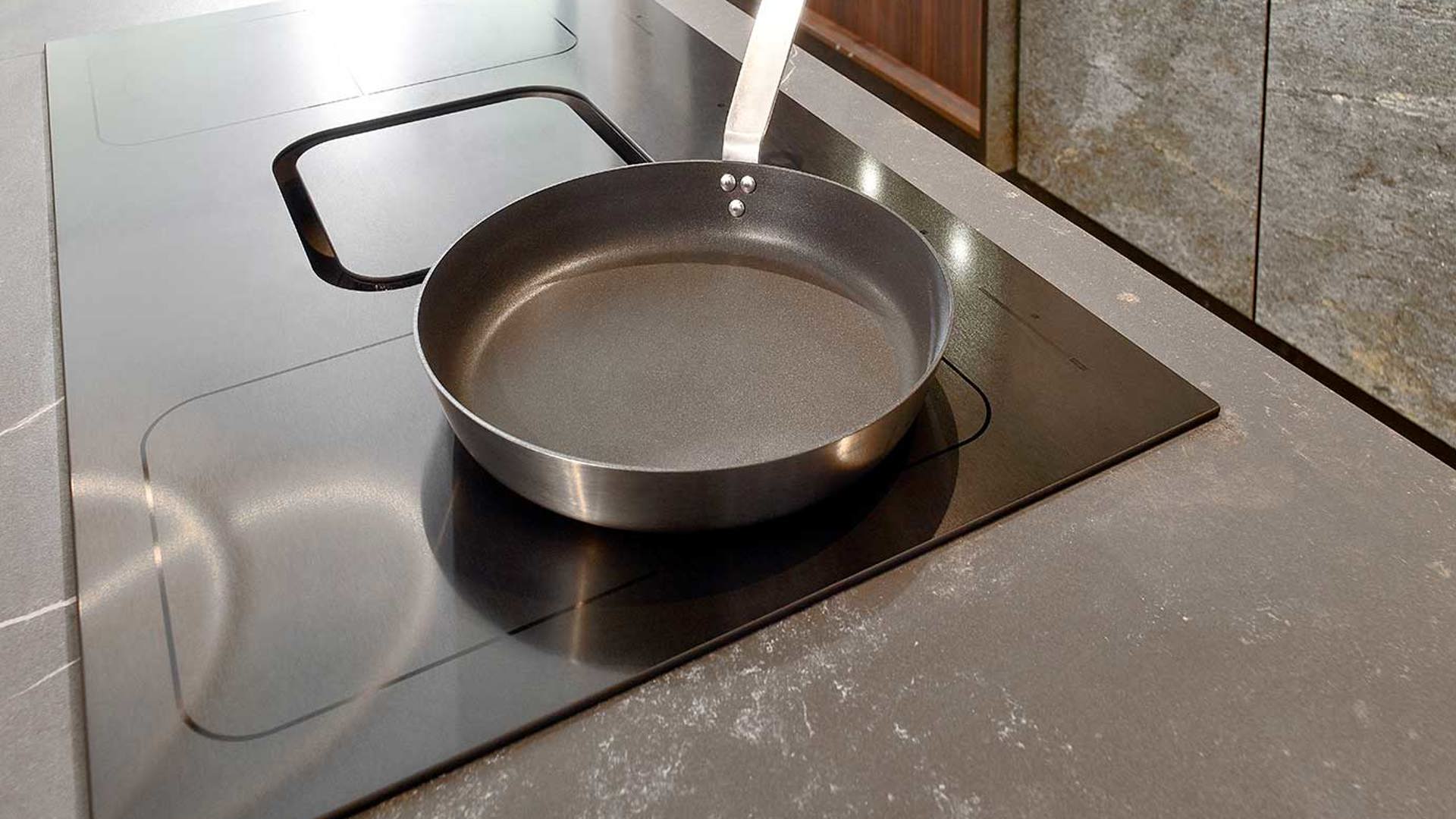 Design eilandkeuken met kastenwand, kookplaat met geïntegreerde afzuiging