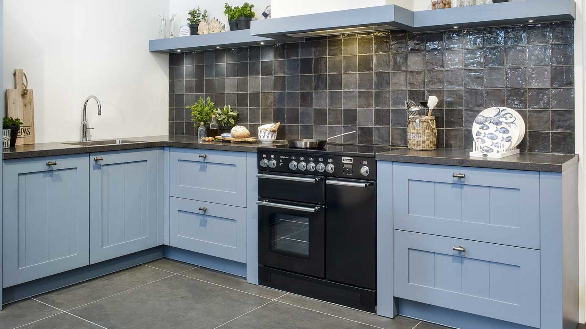 Blauwe keuken hoekopstelling zonder bovenkasten
