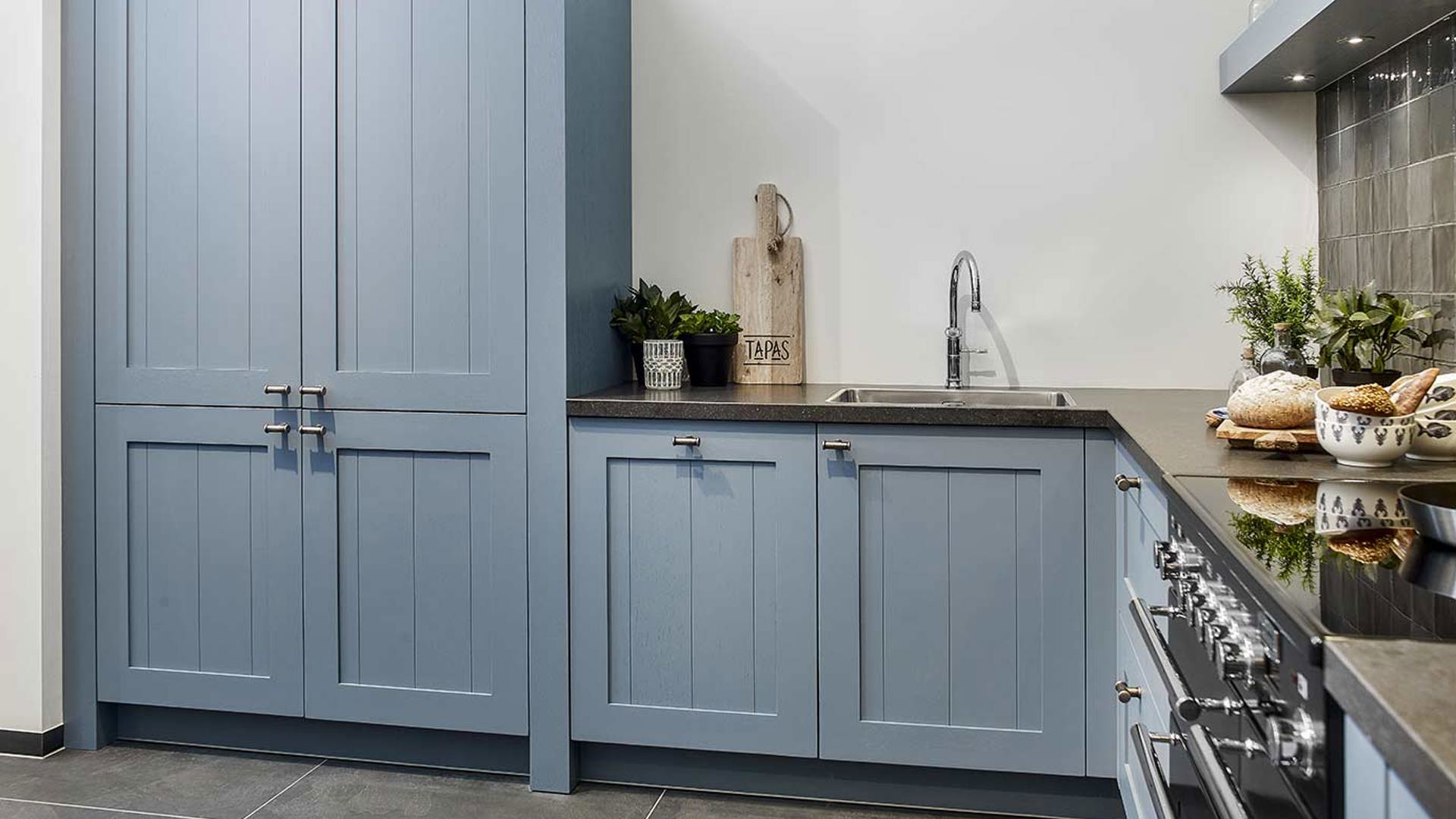 Blauwe keuken met hoge wandkast