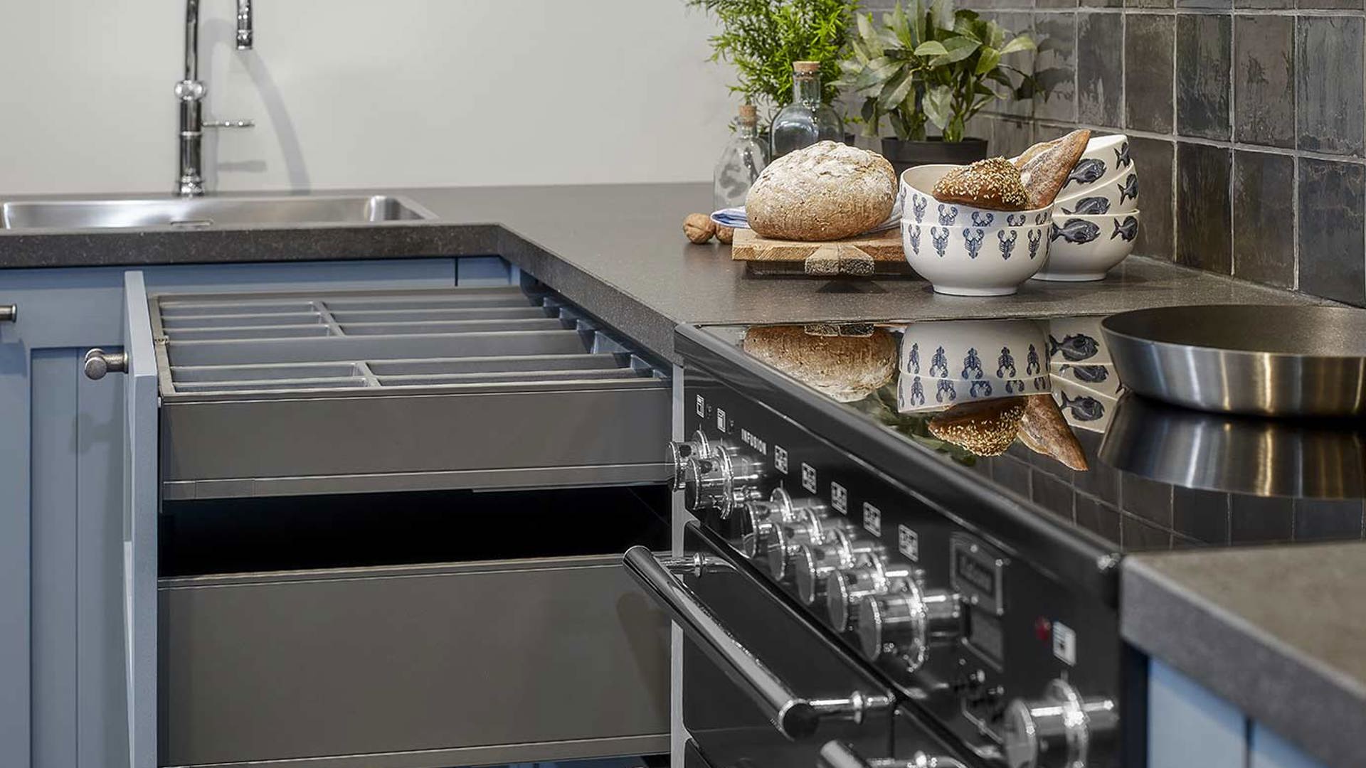 Blauwe keuken met lade en bestekbak