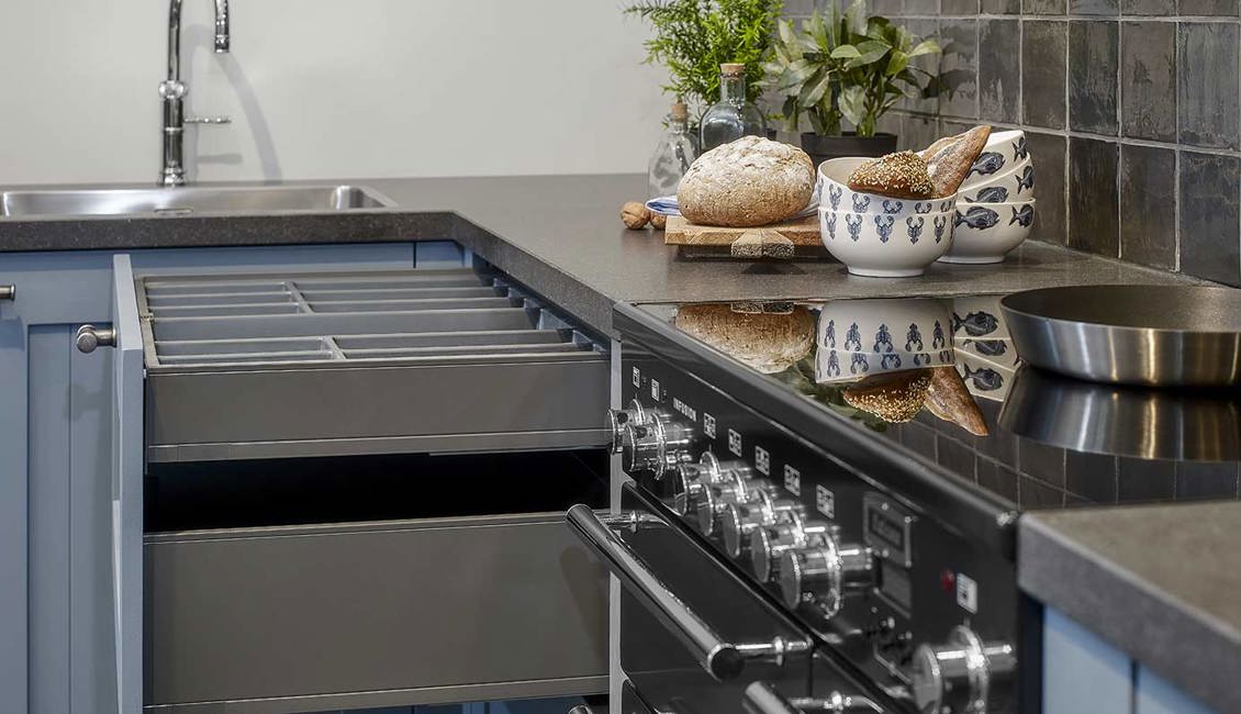 Blauwe keuken met lade en bestekbak