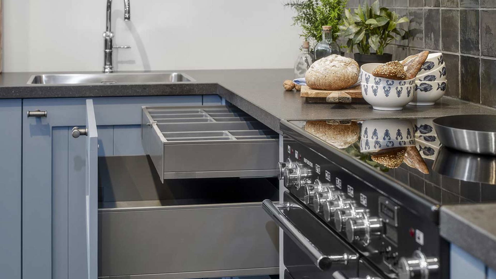 Blauwe keuken met lade en besteklade