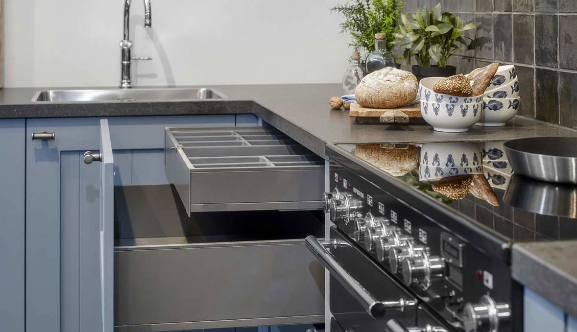 Blauwe keuken met lade en besteklade