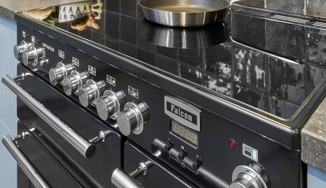Blauwe keuken met Falcon inductiefornuis