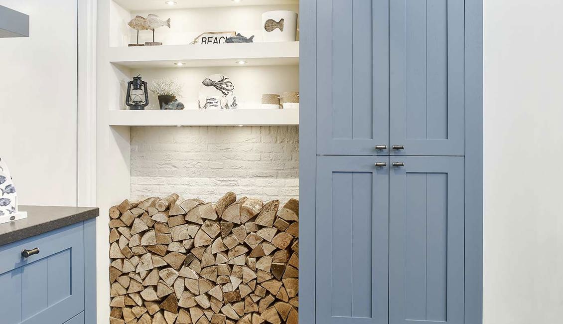 Blauwe keuken, wandkast, wandplanken en opslag hout