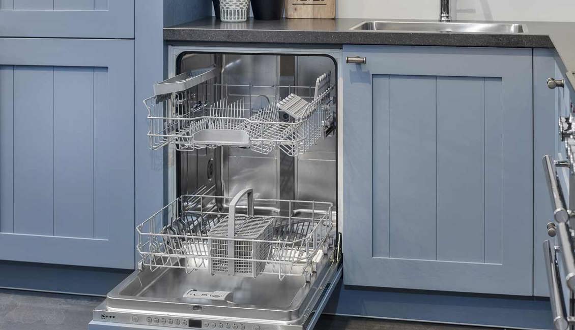Blauwe keuken met vaatwasser