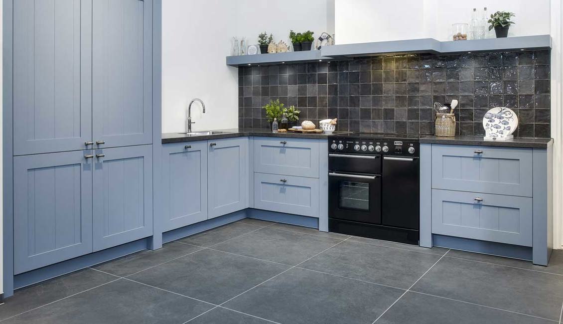 Blauwe keuken met inductiefornuis