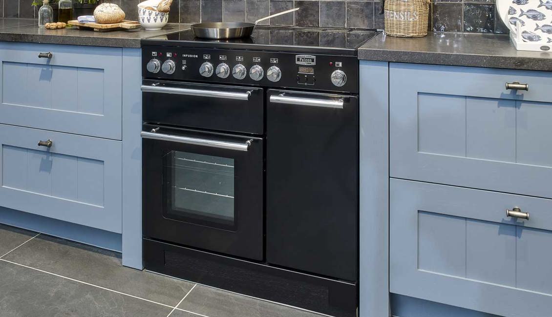 Blauwe keuken met inductiefornuis