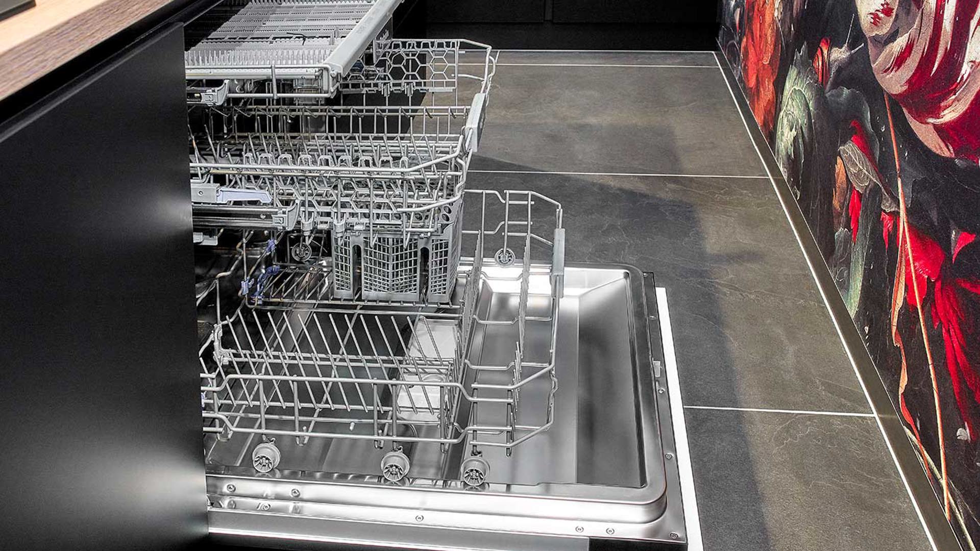 Zwarte eilandkeuken met kastenwand, vaatwasser