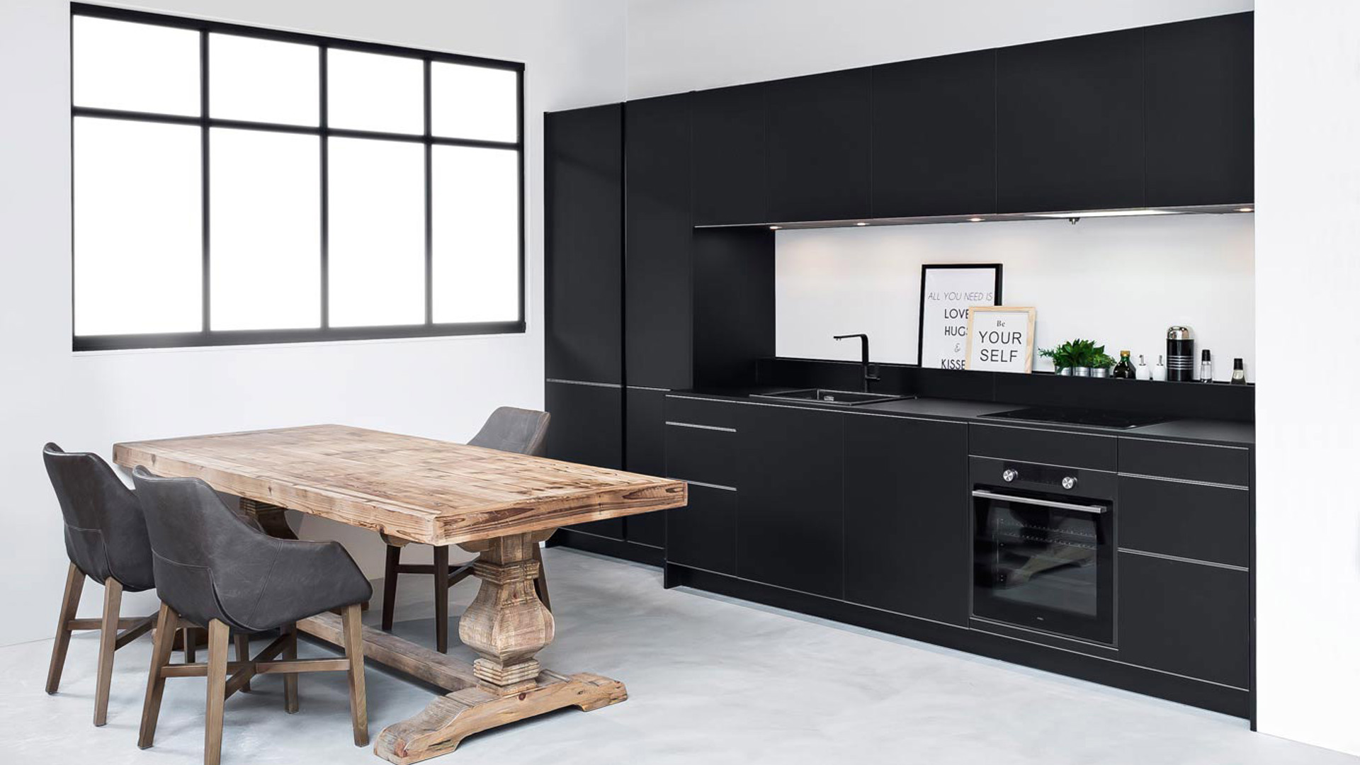 Moderne gladde keuken zwart