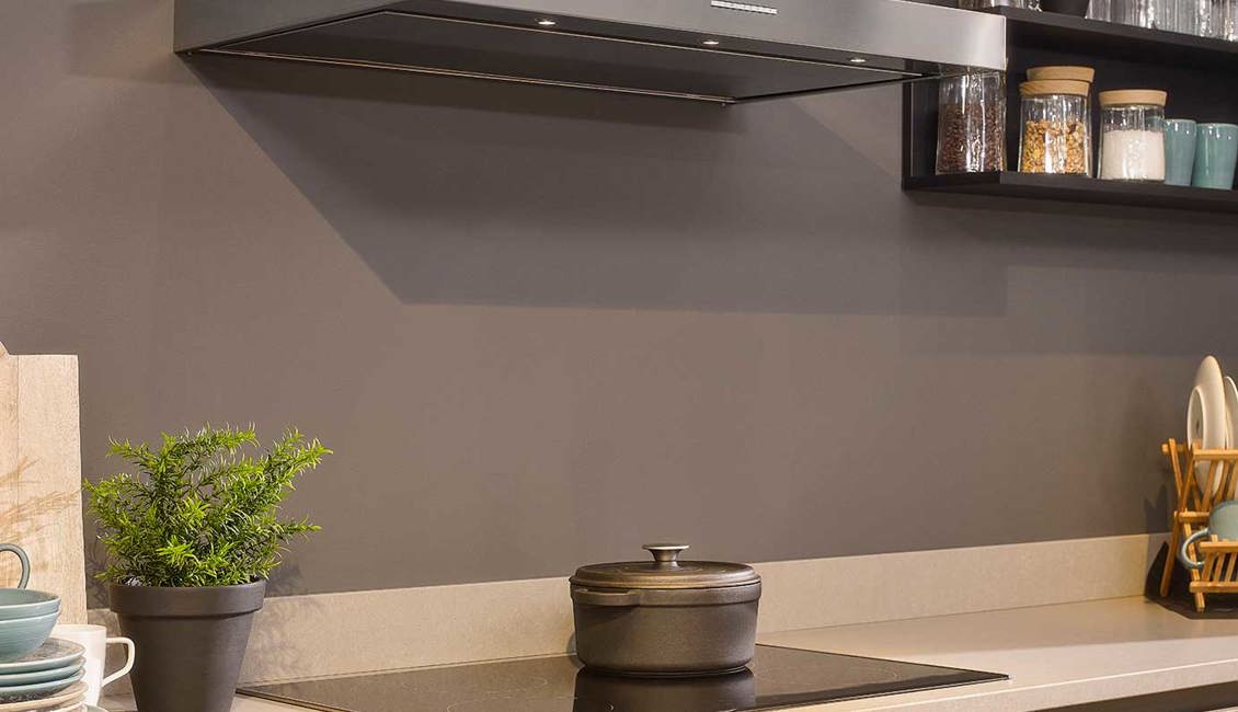 Greeploze houten keuken, met inductiekookplaat en afzuigkap
