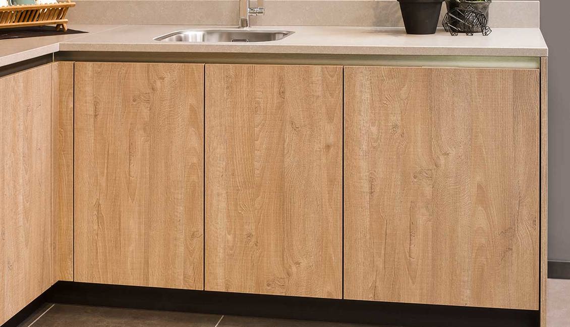 Greeploze hoekkeuken met houtlook fronten