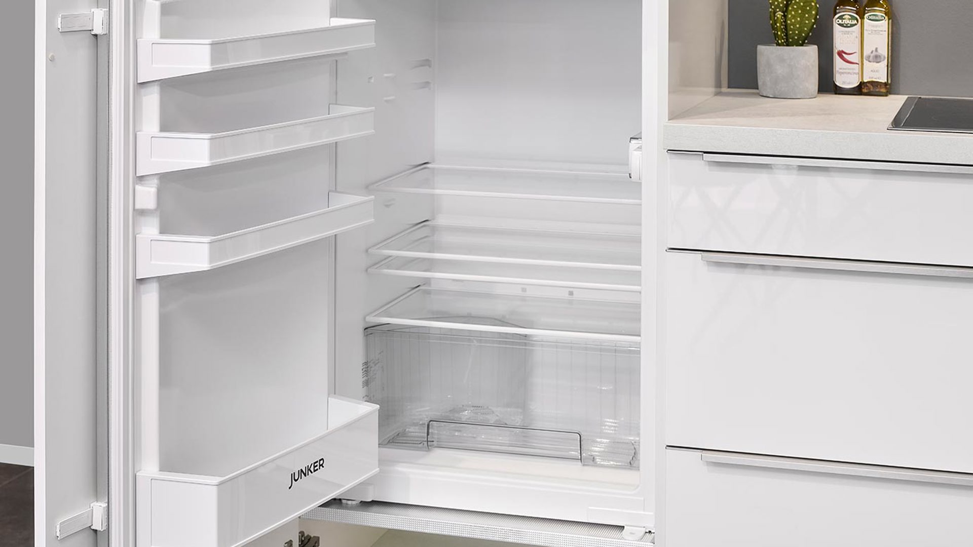 Kleine witte hoekkeuken, koelkast