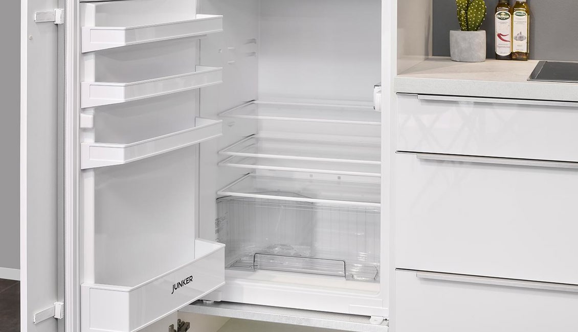 Kleine witte hoekkeuken, koelkast