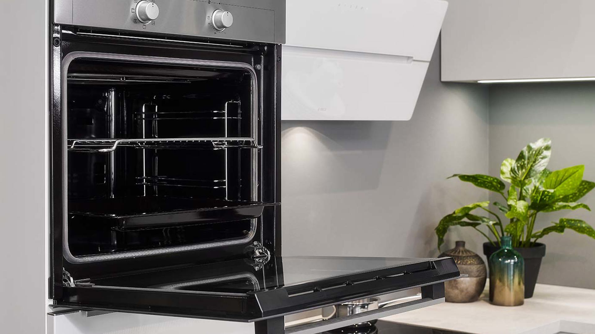 Kleine witte hoekkeuken, oven