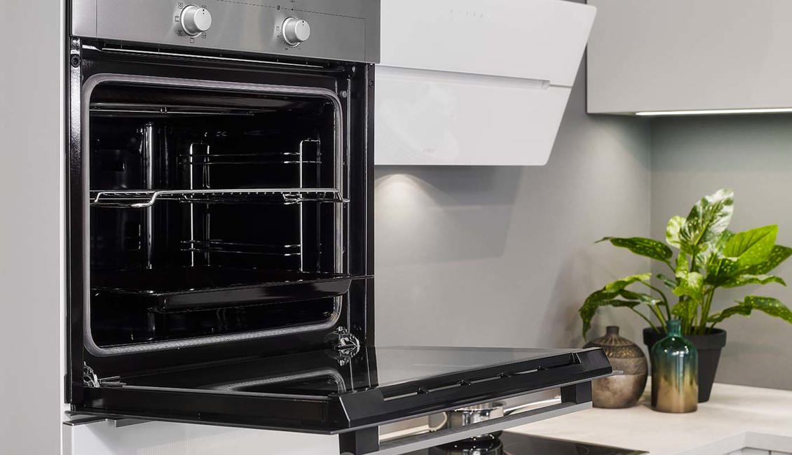 Kleine witte hoekkeuken, oven