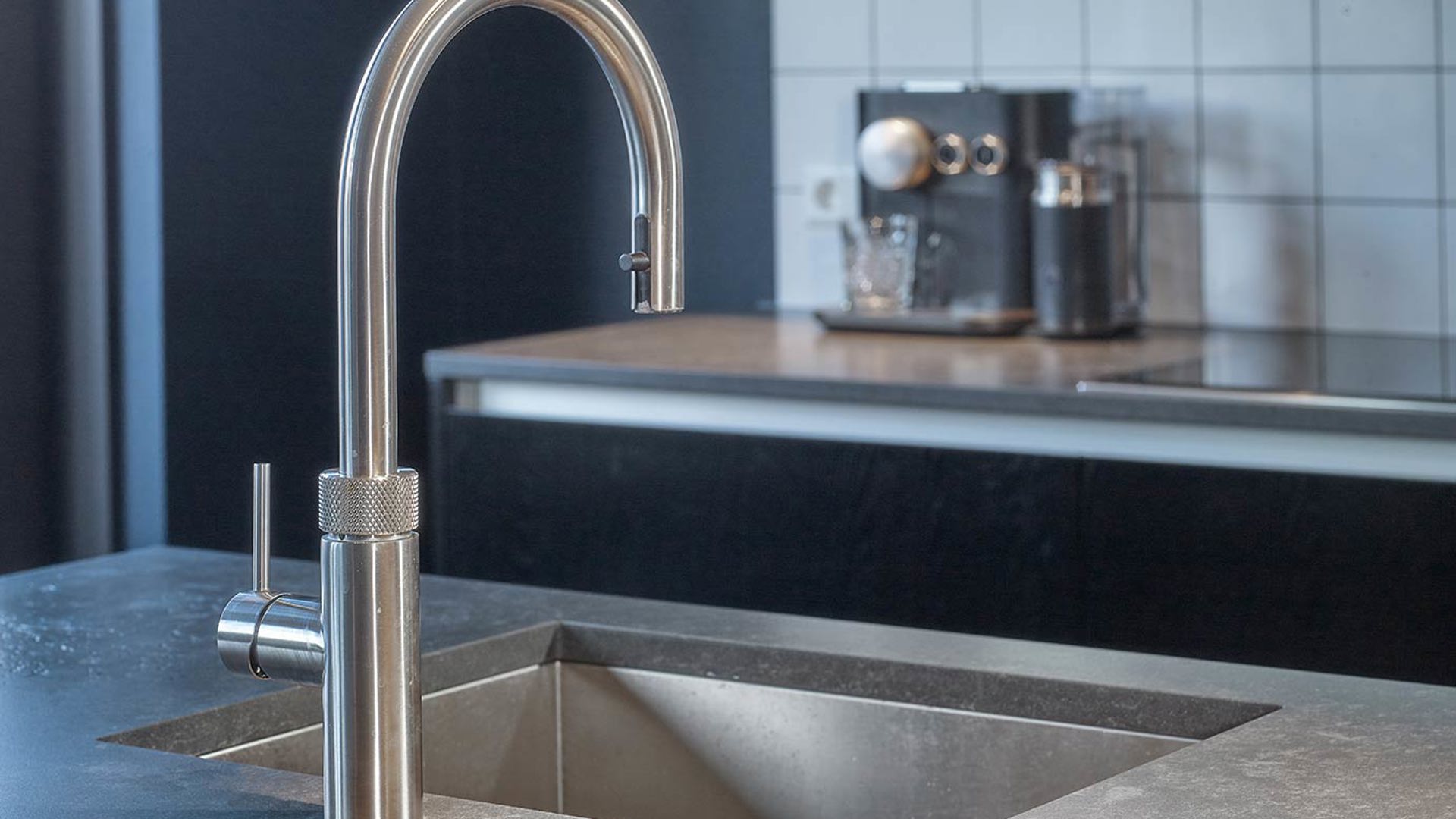 Zwarte eilandkeuken Naaldwijk, Quooker Flex en spoelbak